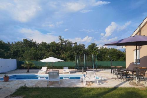 Holiday Home With Pool Policnik