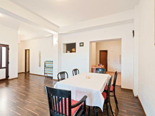 Lovely Holiday Home In Posedarje With Balcony