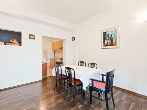 Lovely Holiday Home In Posedarje With Balcony