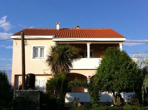 Spacious Apartment Lena Near The Beach