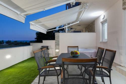 Beachfront 2 Bedroom Villa With Jacuzzy And Private Parking - Sgb2