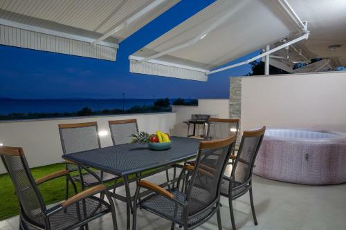 Beachfront 2 Bedroom Villa With Jacuzzy And Private Parking - Sgb2