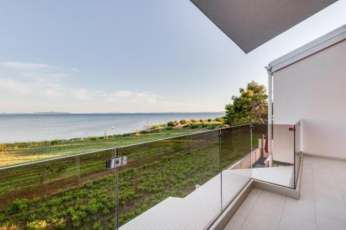 Beachfront 2 Bedroom Villa With Jacuzzy And Private Parking - Sgb2