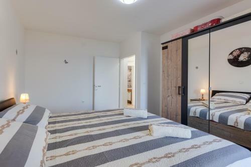 Beachfront 2 Bedroom Villa With Jacuzzy And Private Parking - Sgb2