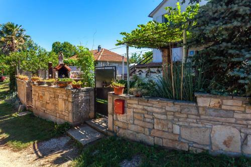 Apartment Adriana On Peaceful Location With Garden