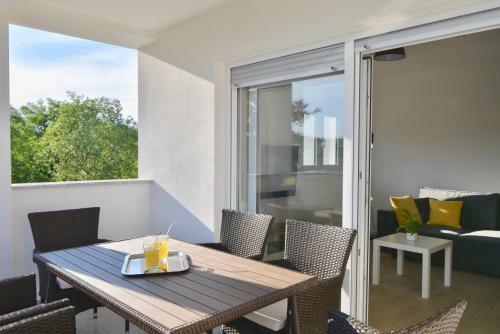 Hostal Apartments Mira