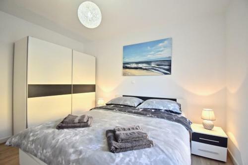 Hostal Apartments Mira
