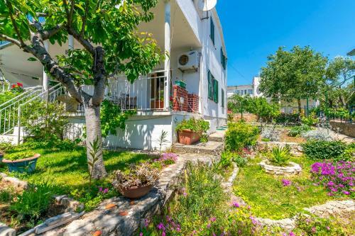 Apartments Garden By The Sea