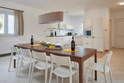 Rudina Villa Sleeps 10 With Pool Air Con And Wifi