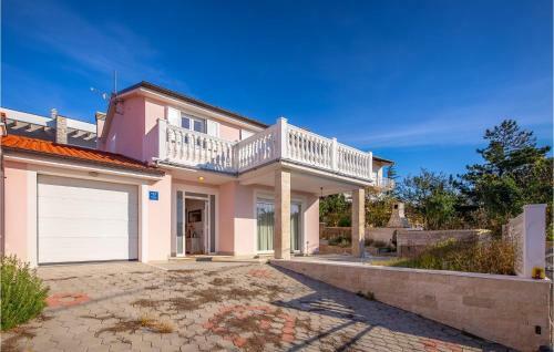 Awesome Home In Smrika W/ Jacuzzi And 3 Bedrooms