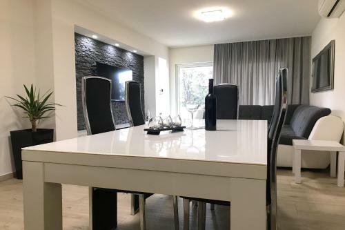 Three Bedroom Apartment With Pool Stiv