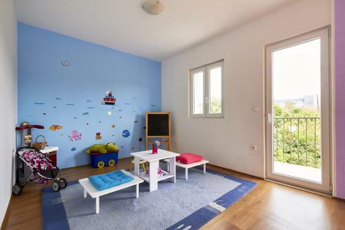 Split Villa Sleeps 8 Pool Air Con Wifi