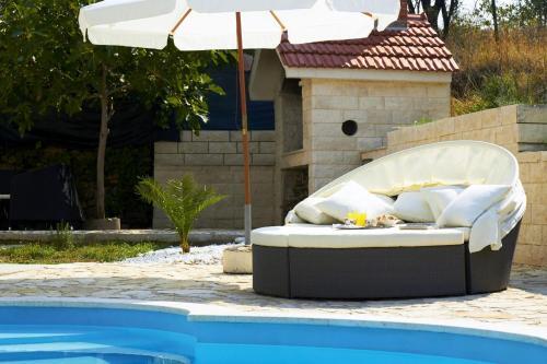 Split Villa Sleeps 8 Pool Air Con Wifi