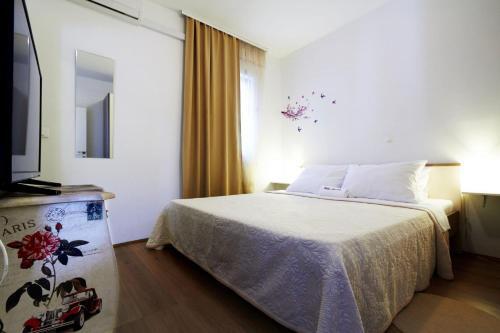 Split Villa Sleeps 8 Pool Air Con Wifi