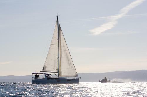 Beneteau Oceanis 38 - Arsen Sailing Boat