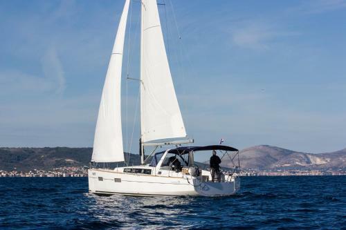 Beneteau Oceanis 38 - Arsen Sailing Boat