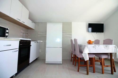 Apartment With 2 Bedrooms In Tisno With Wifi