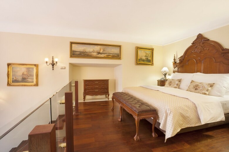 The Iron Gate Hotel & Suites