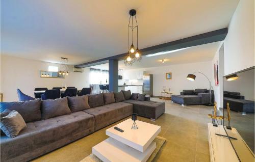 Four-bedroom Holiday Home In Seget Donji