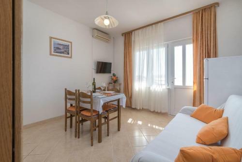Apartments Vin - 40 M From Sea