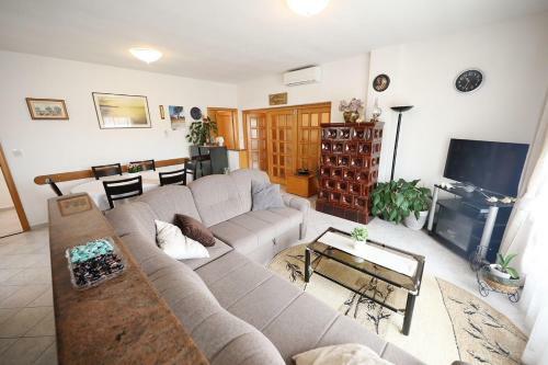 Hostal Kne? Mali I?