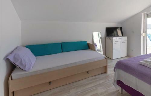 Amazing Apartment In Komarna W/ Wifi