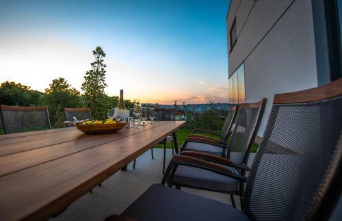 Zmijavci Holiday Home Villa Red 10+2