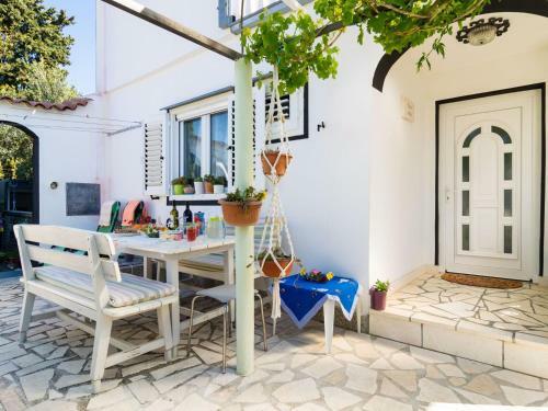 Aesthetic Holiday Home In Plano With Private Terrace