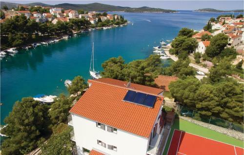 Seven-bedroom Holiday Home In Zaboric