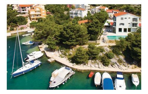 Seven-bedroom Holiday Home In Zaboric