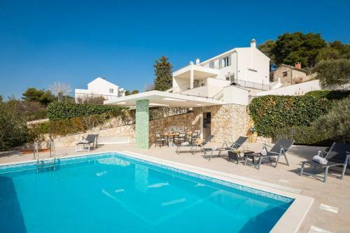 Villa Tela With Pool