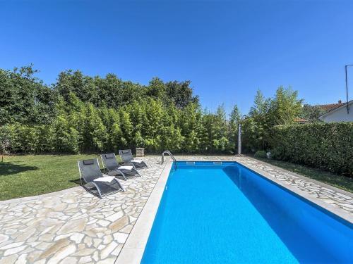 Luxurious Villa In Kadumi With Swimming Pool