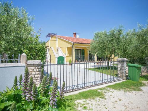 Luxurious Villa In Kadumi With Swimming Pool