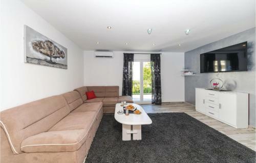 Six-bedroom Holiday Home In Kastel Stafilic
