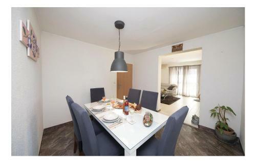 Six-bedroom Holiday Home In Kastel Stafilic