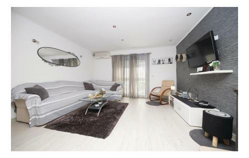 Six-bedroom Holiday Home In Kastel Stafilic