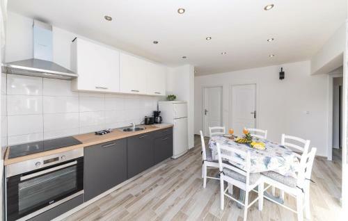Six-bedroom Holiday Home In Kastel Stafilic