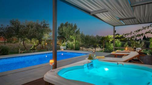 Kastel Luksic Villa Sleeps 15 Pool Air Con Wifi