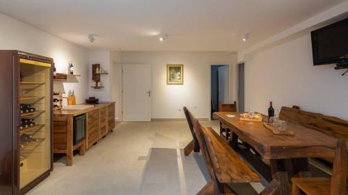Kastel Luksic Villa Sleeps 15 Pool Air Con Wifi