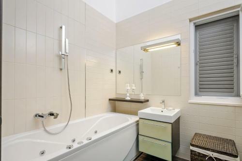 Villa Primortic - 7 Bedroom Villa - Great Pool Area - Perfect For Larger Groups
