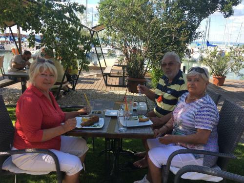 Hostal Calypso Lakeside Rooms & Lux Apartments