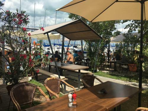 Hostal Calypso Lakeside Rooms & Lux Apartments