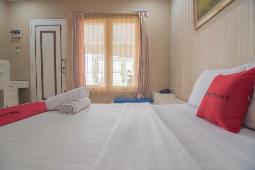 Hotel Reddoorz Near Setrasari Mall 2