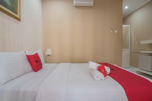 Hotel Reddoorz Near Setrasari Mall 2