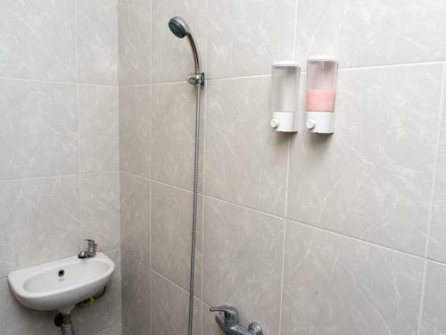 Hostal Reddoorz Near Setrasari Mall 4