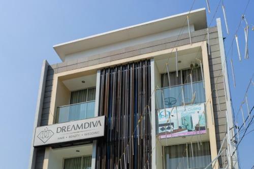 Hostal Reddoorz Near Setrasari Mall 4