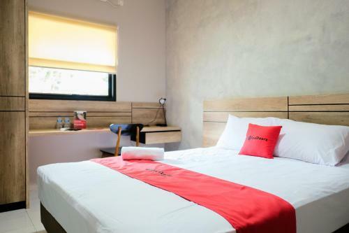 Hotel Reddoorz Near Trans Studio Mall Cibubur 3