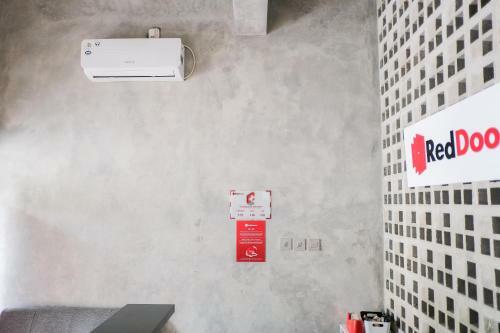 Hotel Reddoorz Near Trans Studio Mall Cibubur 3