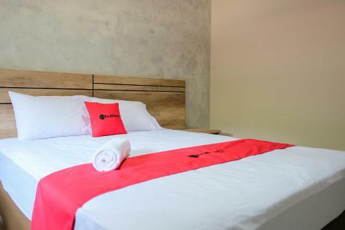 Hotel Reddoorz Near Trans Studio Mall Cibubur 3