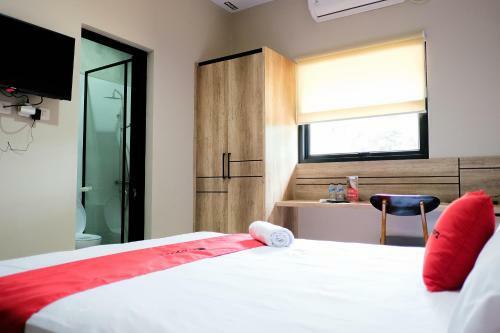 Hotel Reddoorz Near Trans Studio Mall Cibubur 3